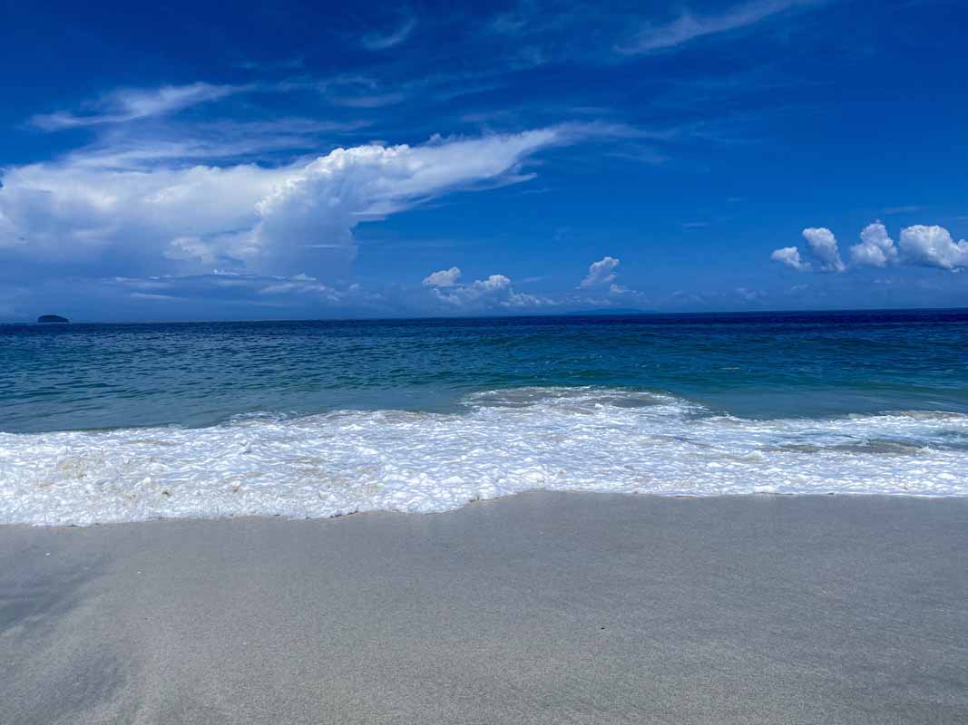 Ombak yang besar dan air biru jernih menjadi daya tarik tersendiri